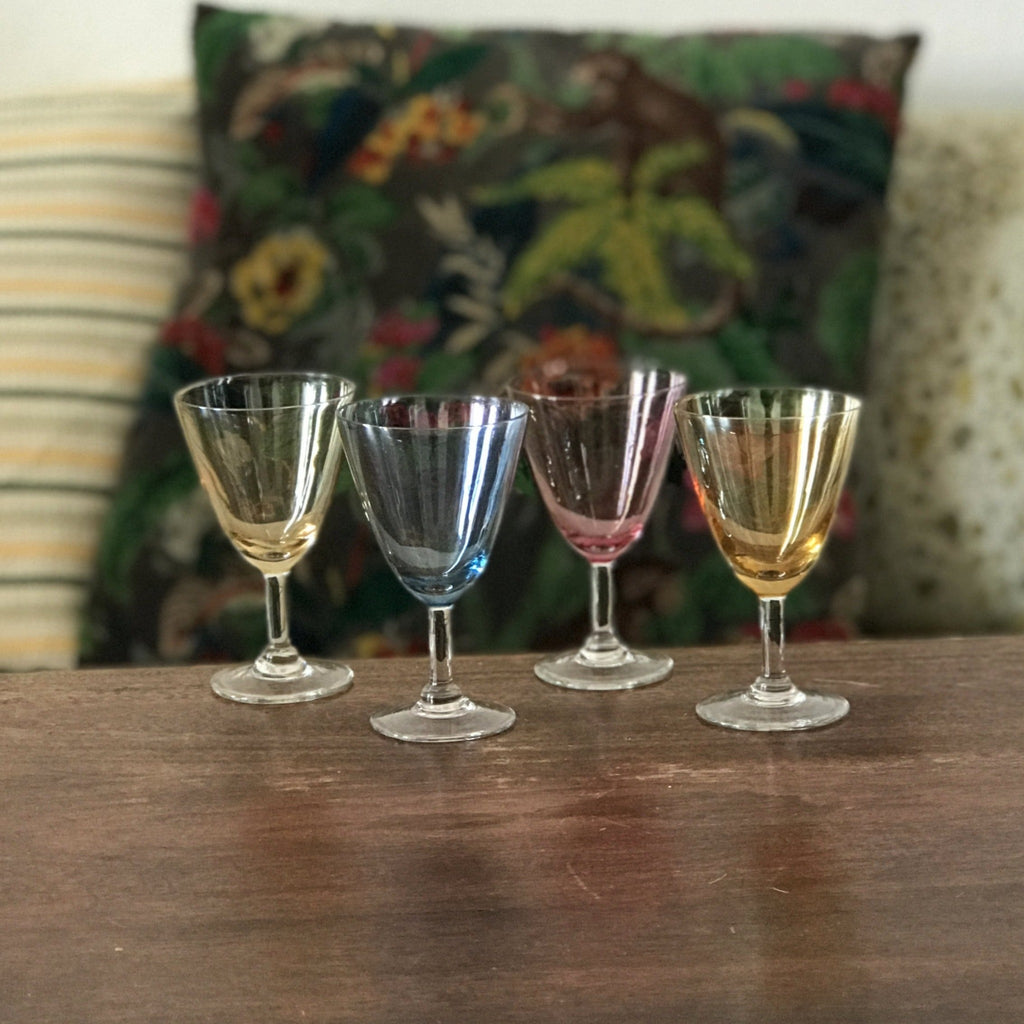 Lot de 4 verres à vin cuit multicolores de forme évasée sur pied par Hello Broc brocante en ligne