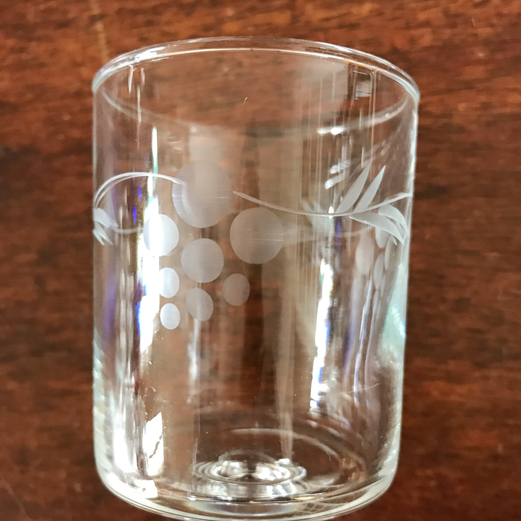 Lot de 6 petits verres vintage à vin blanc années 70 décor gravé grappes par Hello Broc brocante en ligne contenance de 12 cl