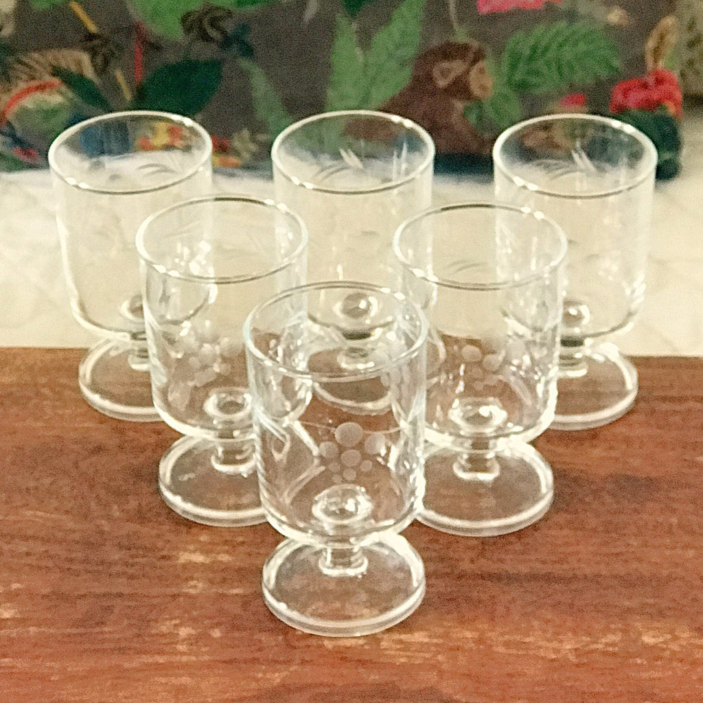 Lot de 6 petits verres vintage à vin blanc années 70 décor gravé grappes par Hello Broc brocante en ligne contenance de 12 cl