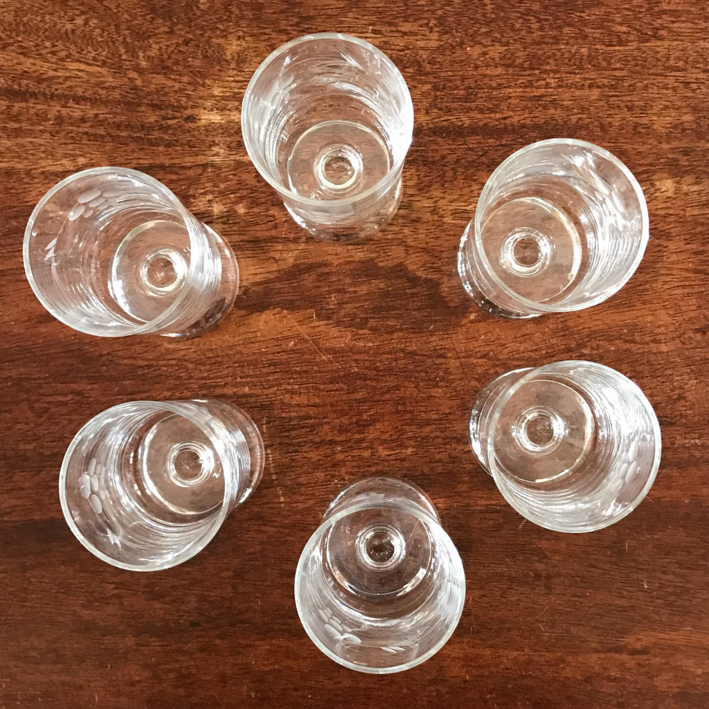 Lot de 6 petits verres vintage à vin blanc années 70 décor gravé grappes par Hello Broc brocante en ligne contenance de 12 cl