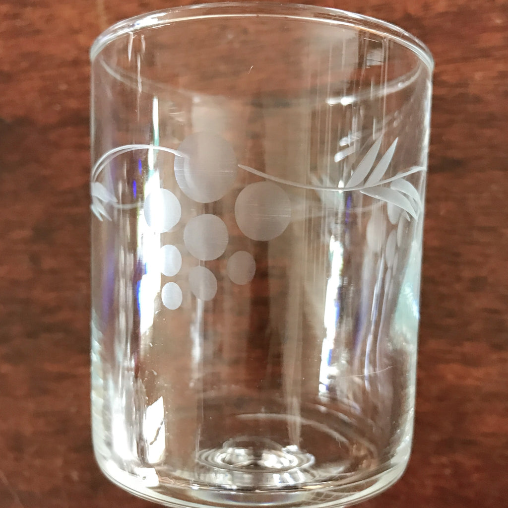 Lot de 6 petits verres vintage à vin blanc années 70 décor gravé grappes par Hello Broc brocante en ligne contenance de 12 cl
