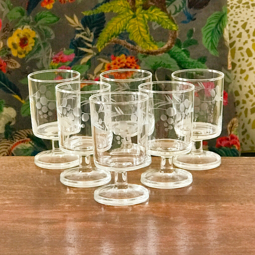 Lot de 6 petits verres vintage à vin blanc années 70 décor gravé grappes par Hello Broc brocante en ligne contenance de 12 cl