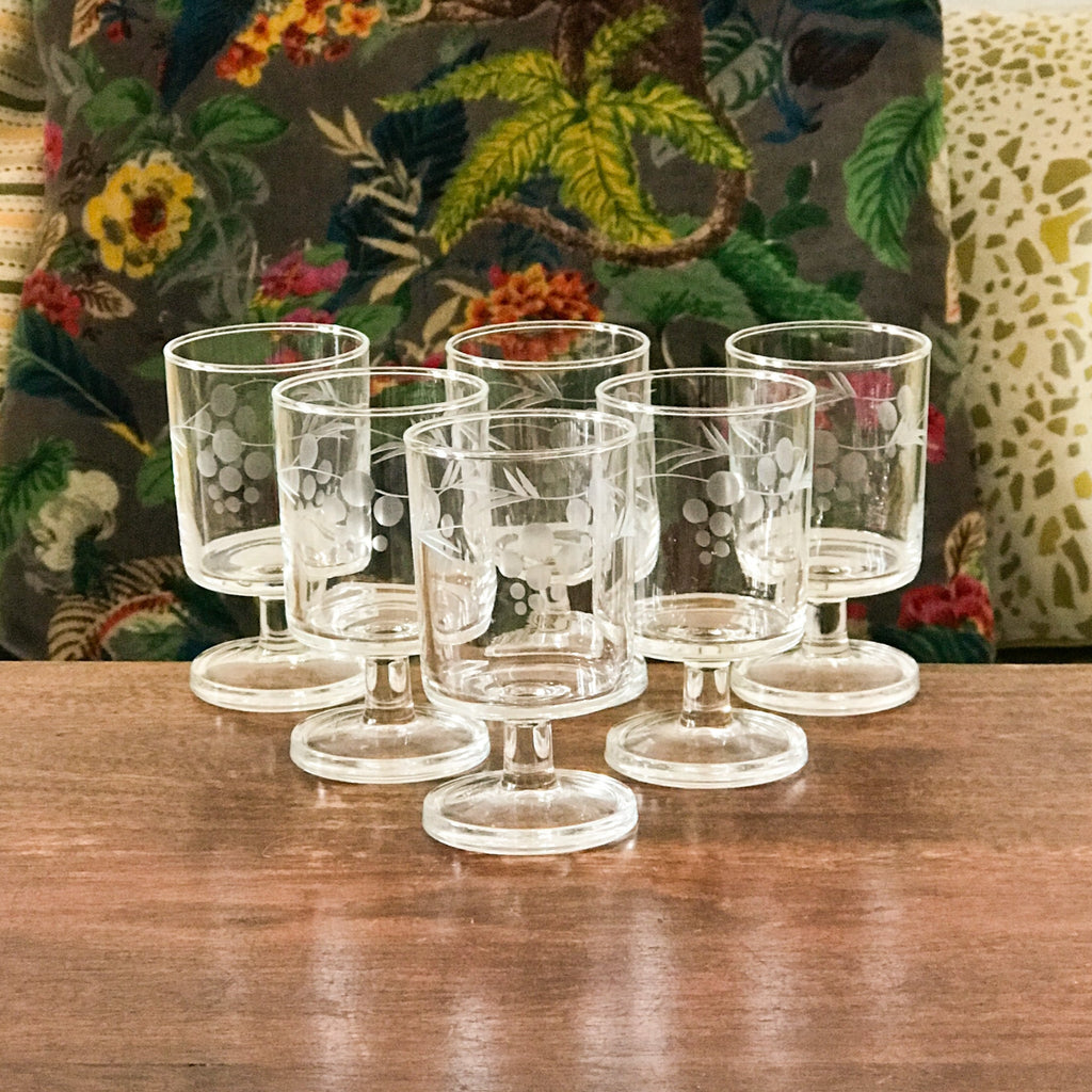 Lot de 6 petits verres vintage à vin blanc années 70 décor gravé grappes par Hello Broc brocante en ligne contenance de 12 cl