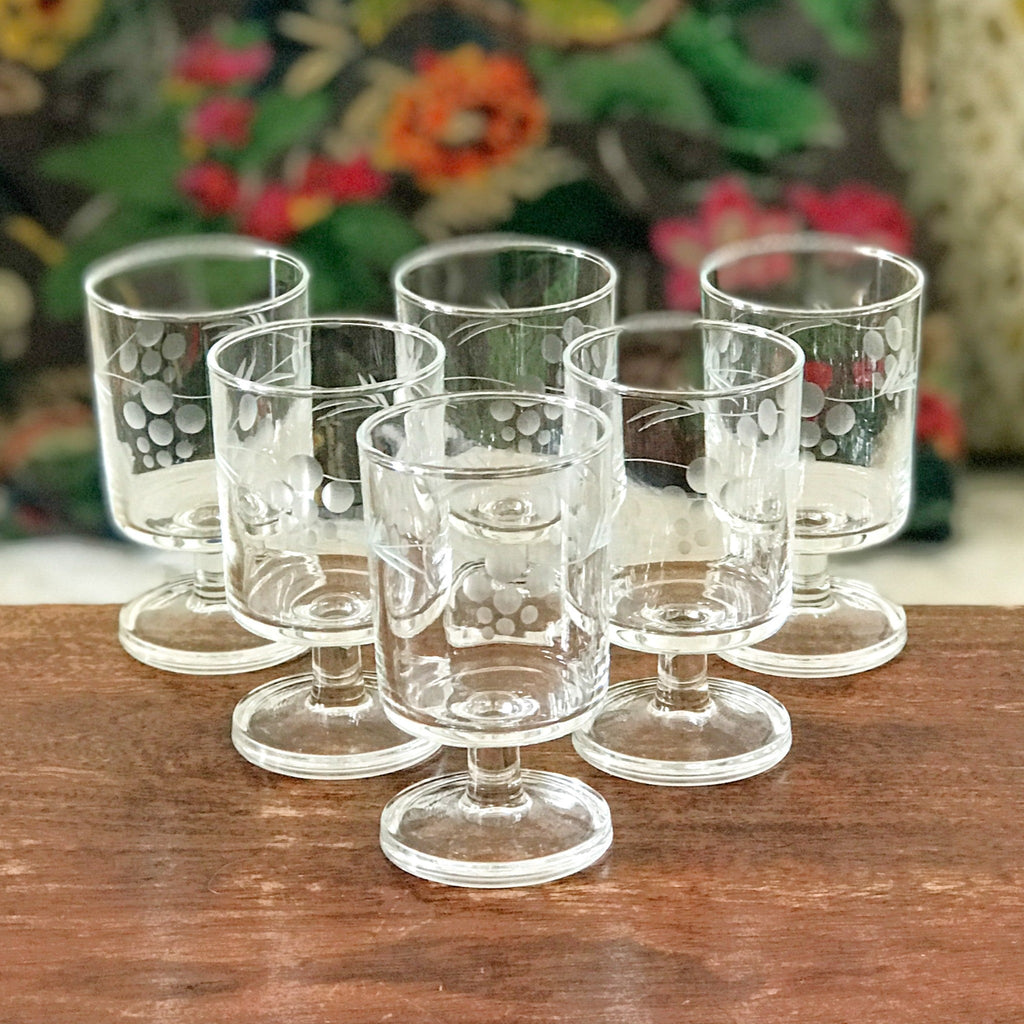 Lot de 6 petits verres vintage à vin blanc années 70 décor gravé grappes par Hello Broc brocante en ligne contenance de 12 cl
