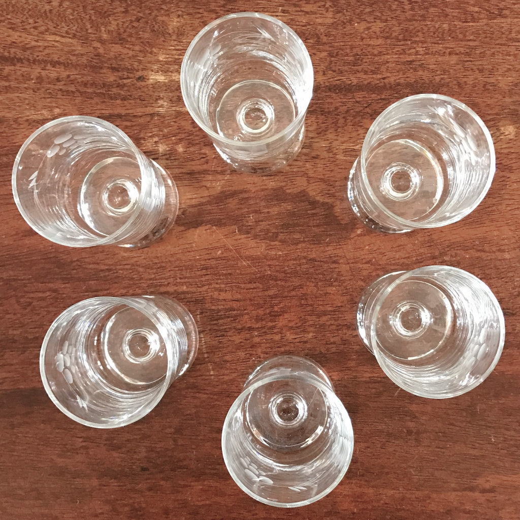 Lot de 6 petits verres vintage à vin blanc années 70 décor gravé grappes par Hello Broc brocante en ligne contenance de 12 cl