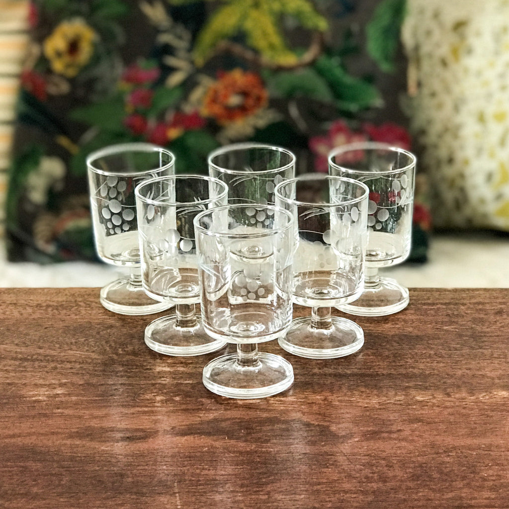Lot de 6 petits verres vintage à vin blanc années 70 décor gravé grappes par Hello Broc brocante en ligne contenance de 12 cl