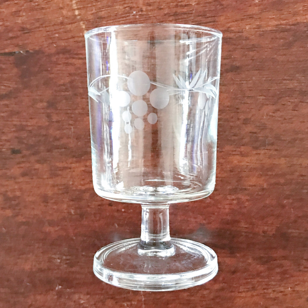 Lot de 6 petits verres vintage à vin blanc années 70 décor gravé grappes par Hello Broc brocante en ligne contenance de 12 cl