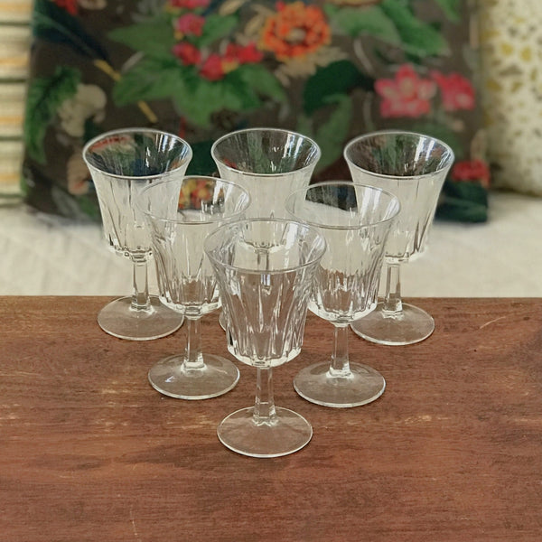 Lot de 6 petits verres à vin cuit sur pied évasés et striés contenance de 8 cl par Hello Broc brocante en ligne