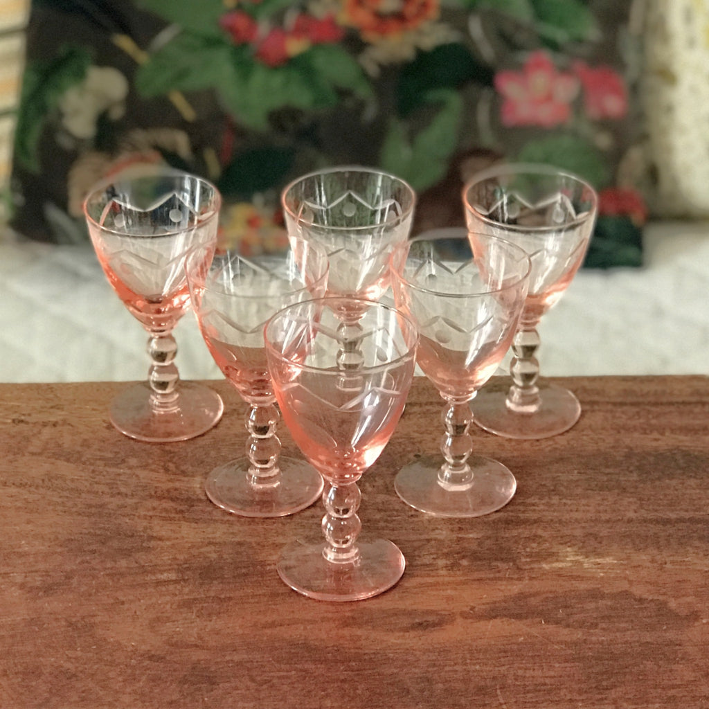 Lot de 6 verres à vin cuit en cristal taillé rose contenance de 6 cl par Hello Broc brocante en ligne