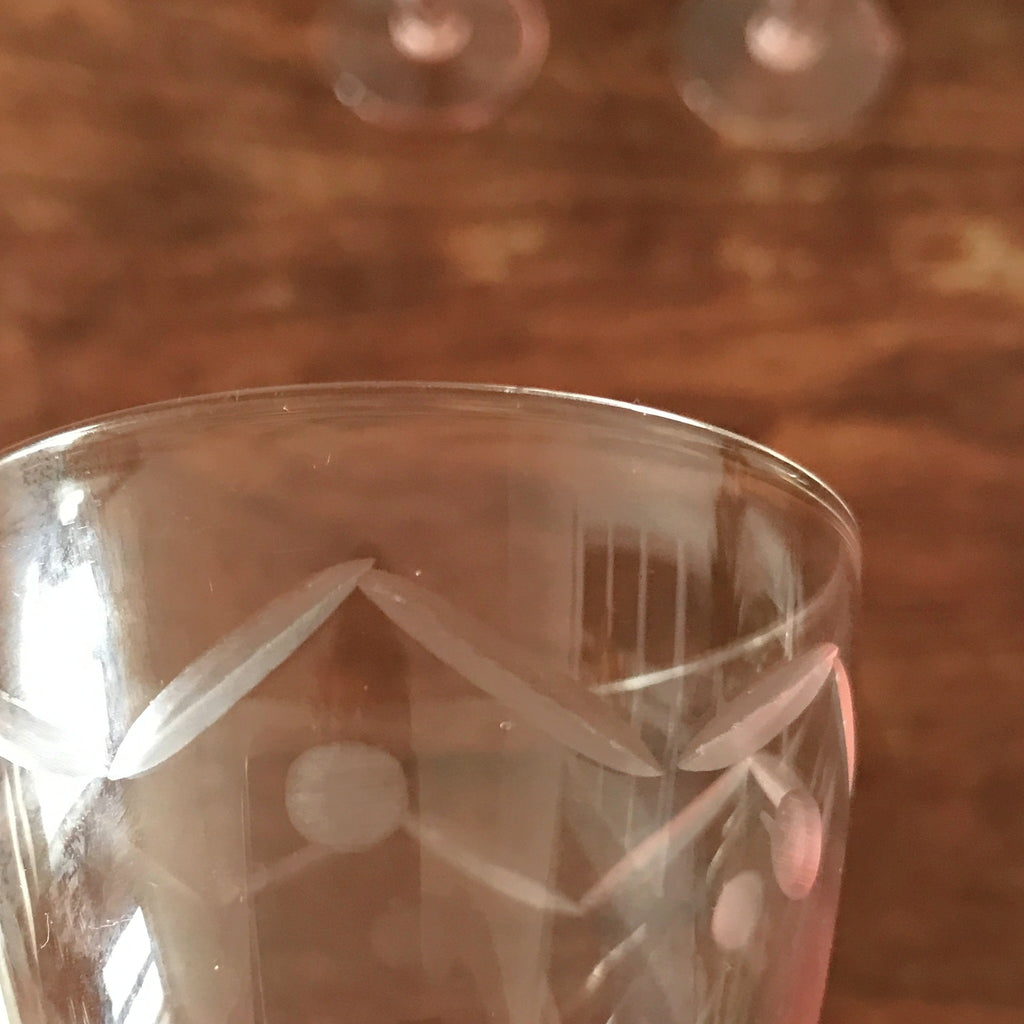 Lot de 6 verres à vin cuit en cristal taillé rose contenance de 6 cl par Hello Broc brocante en ligne