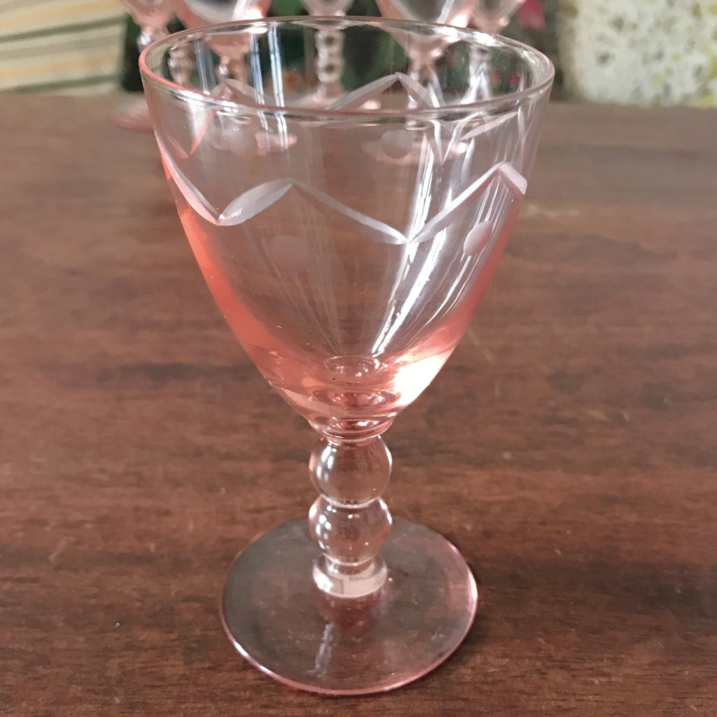 Lot de 6 verres à vin cuit en cristal taillé rose contenance de 6 cl par Hello Broc brocante en ligne
