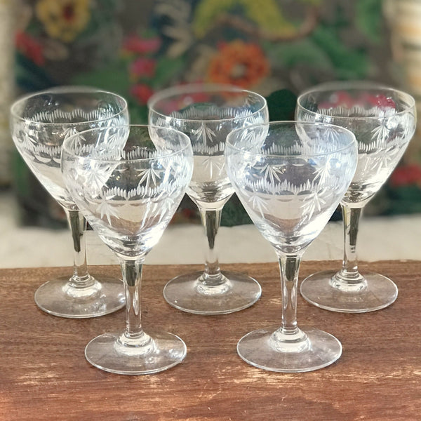 Lot de 5 verres anciens à vin cuit sur pied en cristal gravé contenance de 6 cl par Hello Broc brocante en ligne