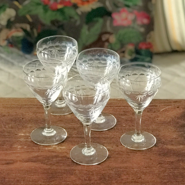 Lot de 5 verres anciens à vin cuit sur pied en cristal gravé contenance de 6 cl par Hello Broc brocante en ligne