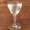 Lot de 5 verres anciens à vin cuit sur pied en cristal gravé contenance de 6 cl par Hello Broc brocante en ligne