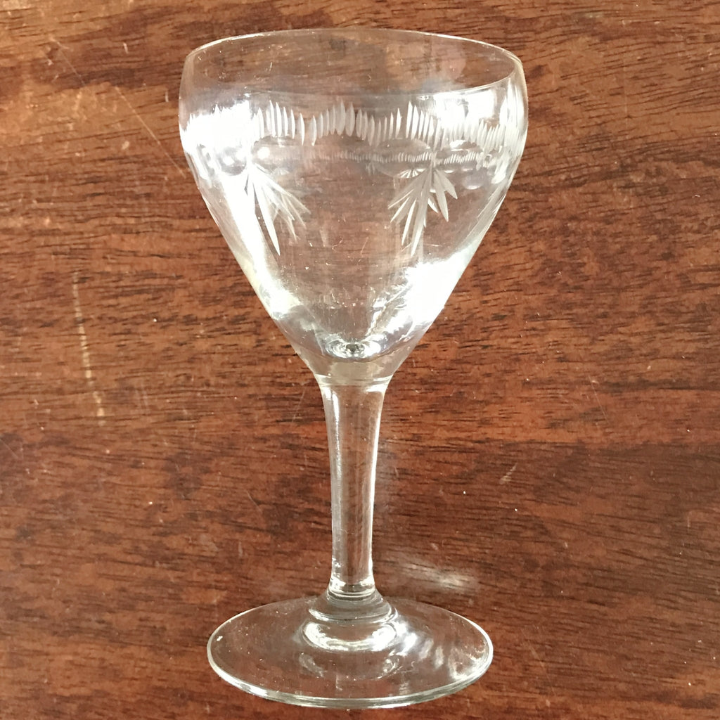 Lot de 5 verres anciens à vin cuit sur pied en cristal gravé contenance de 6 cl par Hello Broc brocante en ligne