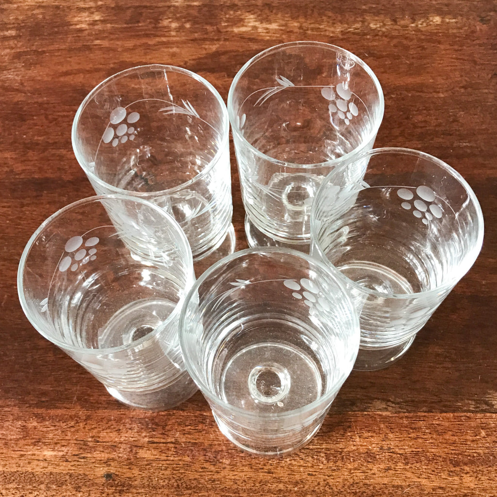 Lot de 5 verres à vin années 70 attribués à Luminarc décor gravé grappes contenance 14 cl par Hello Broc brocante en ligne