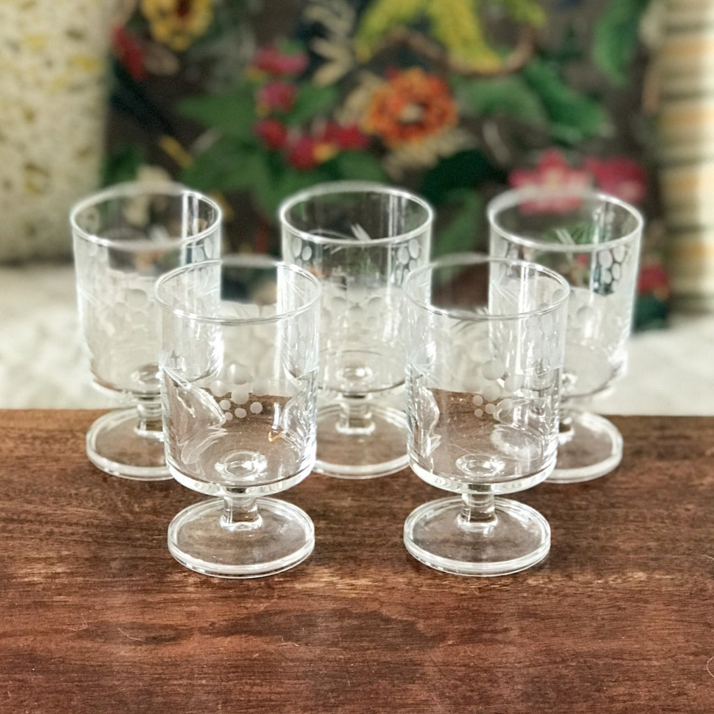 Lot de 5 verres à vin années 70 attribués à Luminarc décor gravé grappes contenance 14 cl par Hello Broc brocante en ligne