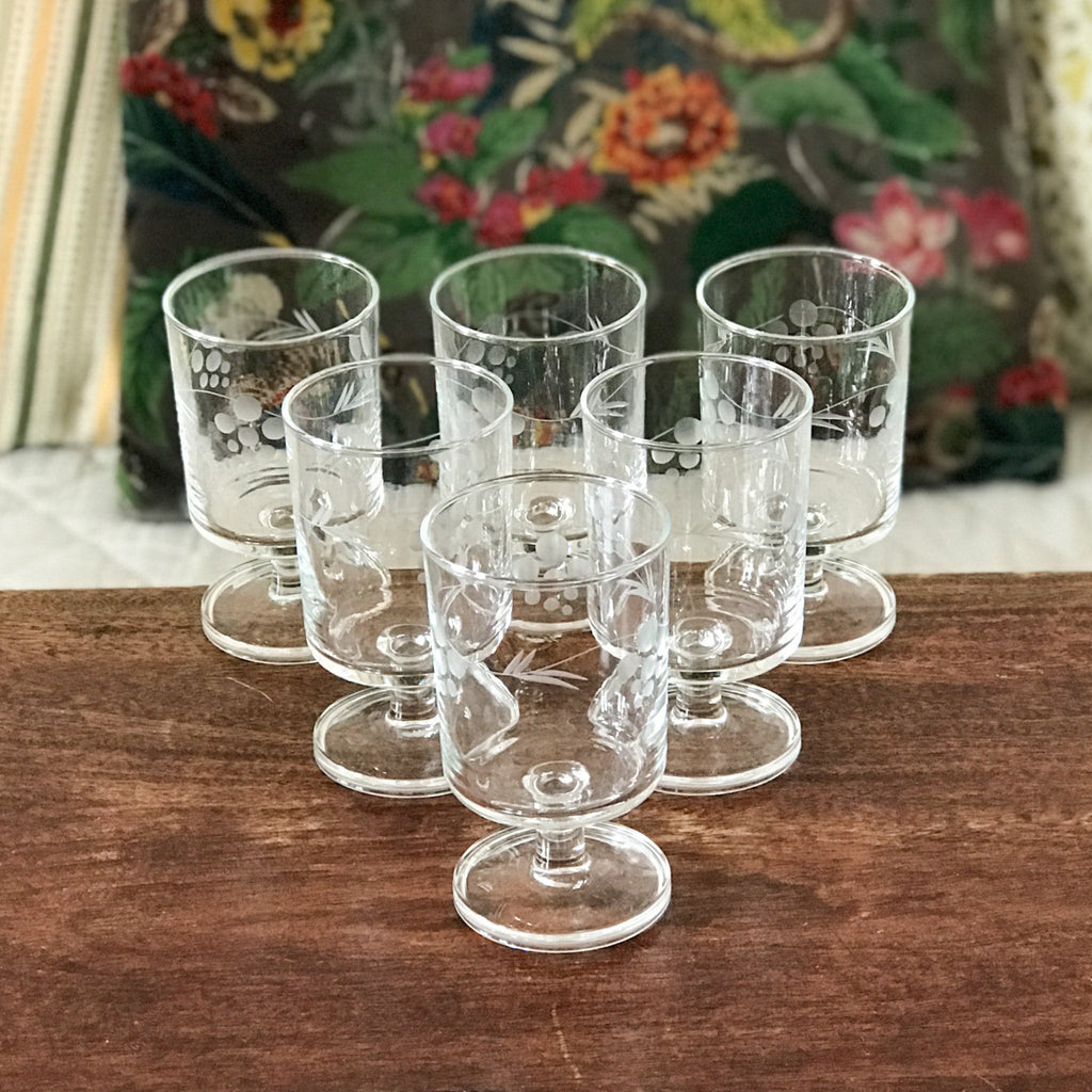Lot de 6 verres à vin années 70 attribués à Luminarc décor gravé grappes contenance 14 cl par Hello Broc brocante en ligne