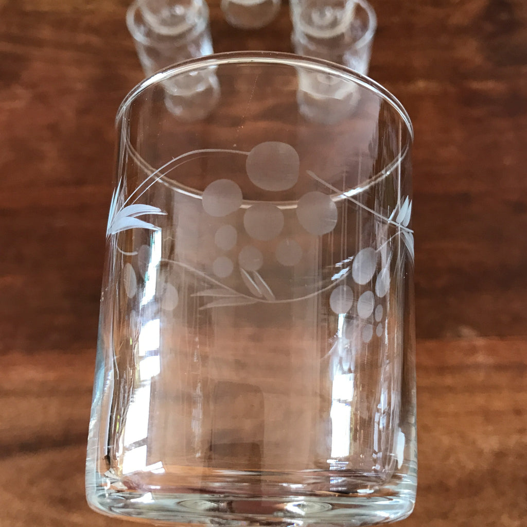 Lot de 5 ou 6 verres à vin années 70 attribués à Luminarc décor gravé grappes contenance 14 cl par Hello Broc brocante en ligne