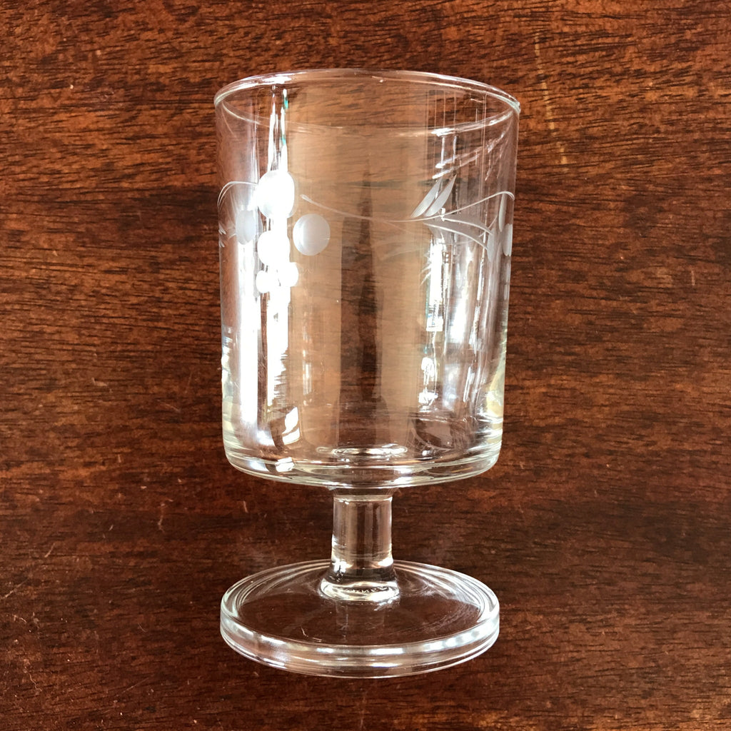 Lot de 5 ou 6 verres à vin années 70 attribués à Luminarc décor gravé grappes contenance 14 cl par Hello Broc brocante en ligne