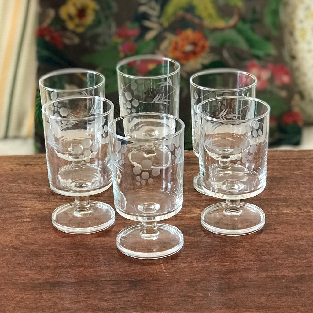 Lot de 6 verres à vin années 70 attribués à Luminarc décor gravé grappes contenance 14 cl par Hello Broc brocante en ligne