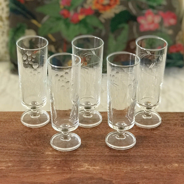 Lot de 5 flûtes à champagne droites sur pied vintage décor grappes gravé par Hello Broc brocante en ligne