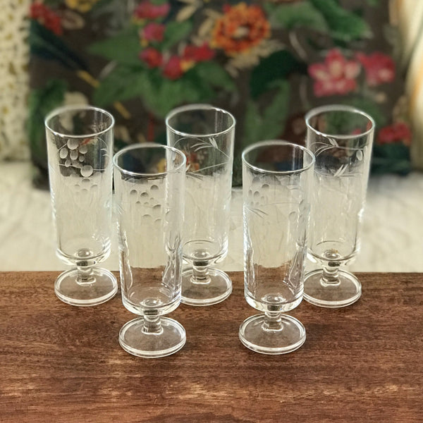Lot de 5 flûtes à champagne droites sur pied vintage décor grappes gravé par Hello Broc brocante en ligne