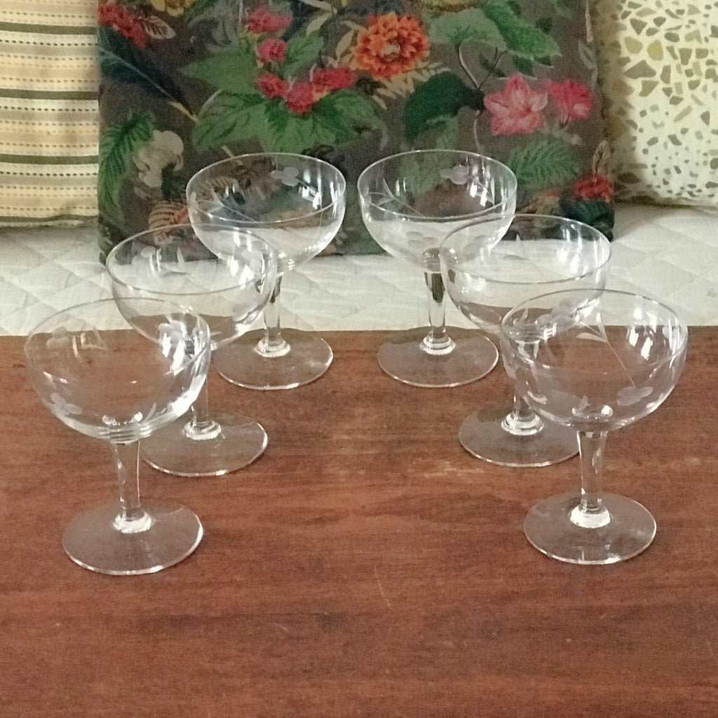 Ensemble de 6 coupes à champagne décor gravé de grappes contenance de 13 cl par Hello Broc brocante en ligne