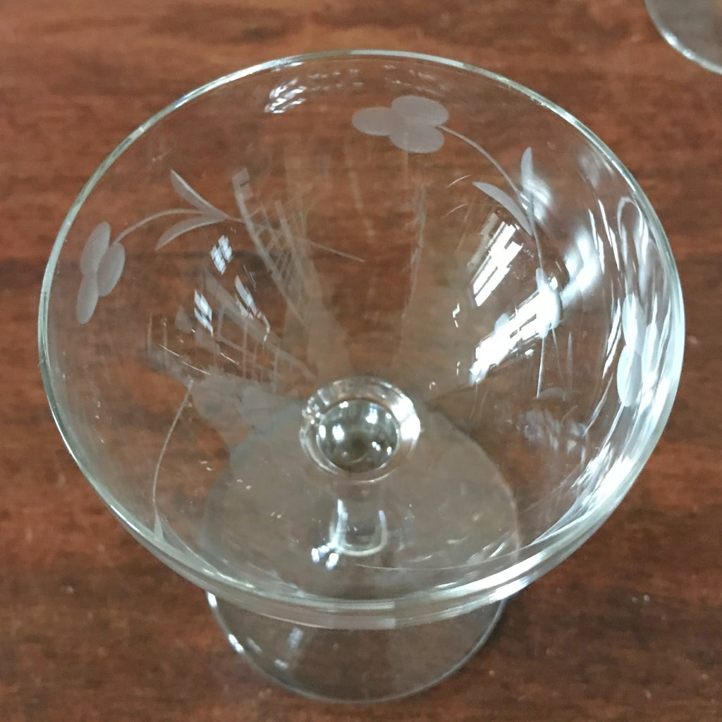 Ensemble de 6 coupes à champagne décor gravé de grappes contenance de 13 cl par Hello Broc brocante en ligne