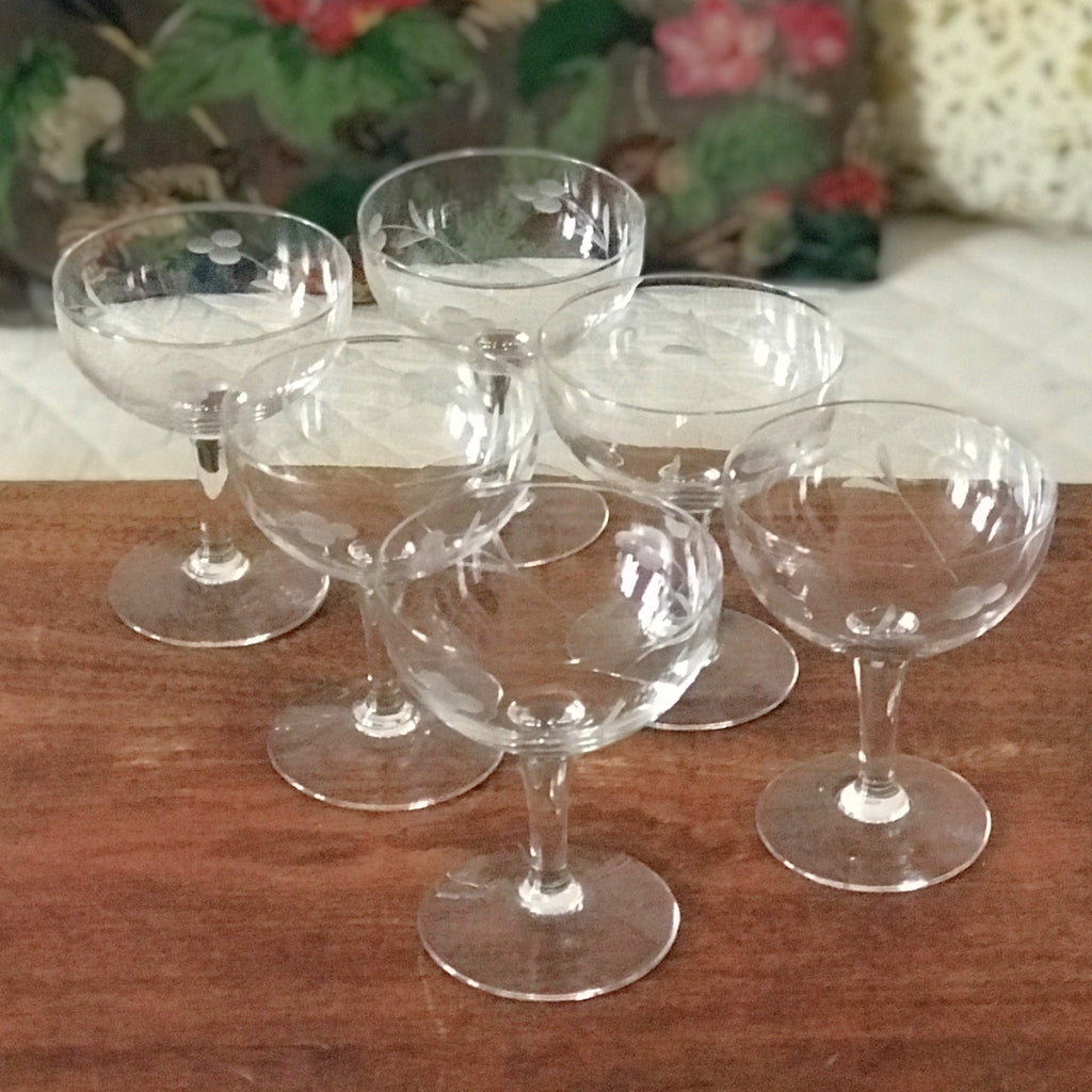 Ensemble de 6 coupes à champagne décor gravé de grappes contenance de 13 cl par Hello Broc brocante en ligne