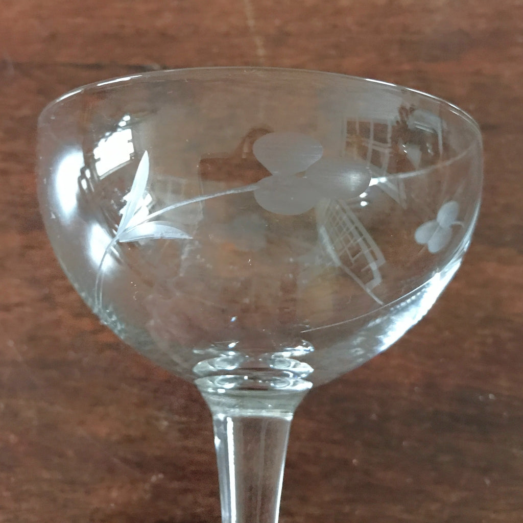 Ensemble de 6 coupes à champagne décor gravé de grappes contenance de 13 cl par Hello Broc brocante en ligne