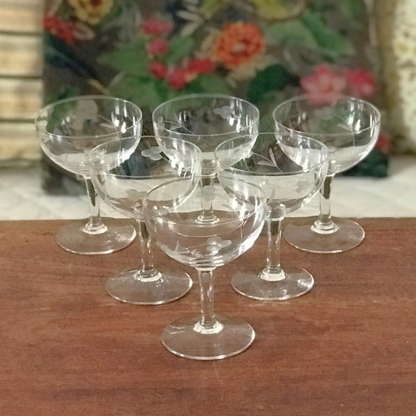 Ensemble de 6 coupes à champagne décor gravé de grappes contenance de 13 cl par Hello Broc brocante en ligne