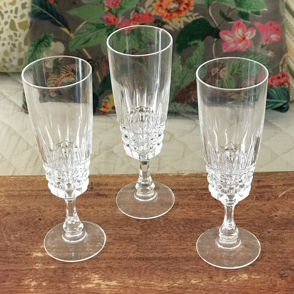Lot de 3 flûtes à champagne vintage Cristal d'Arques modèle Pompadour par Hello Broc brocante en ligne