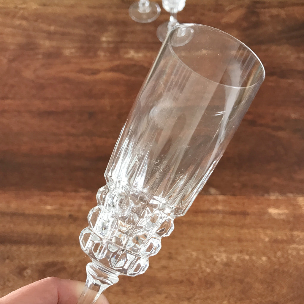 Lot de 3 flûtes à champagne vintage Cristal d'Arques modèle Pompadour par Hello Broc brocante en ligne