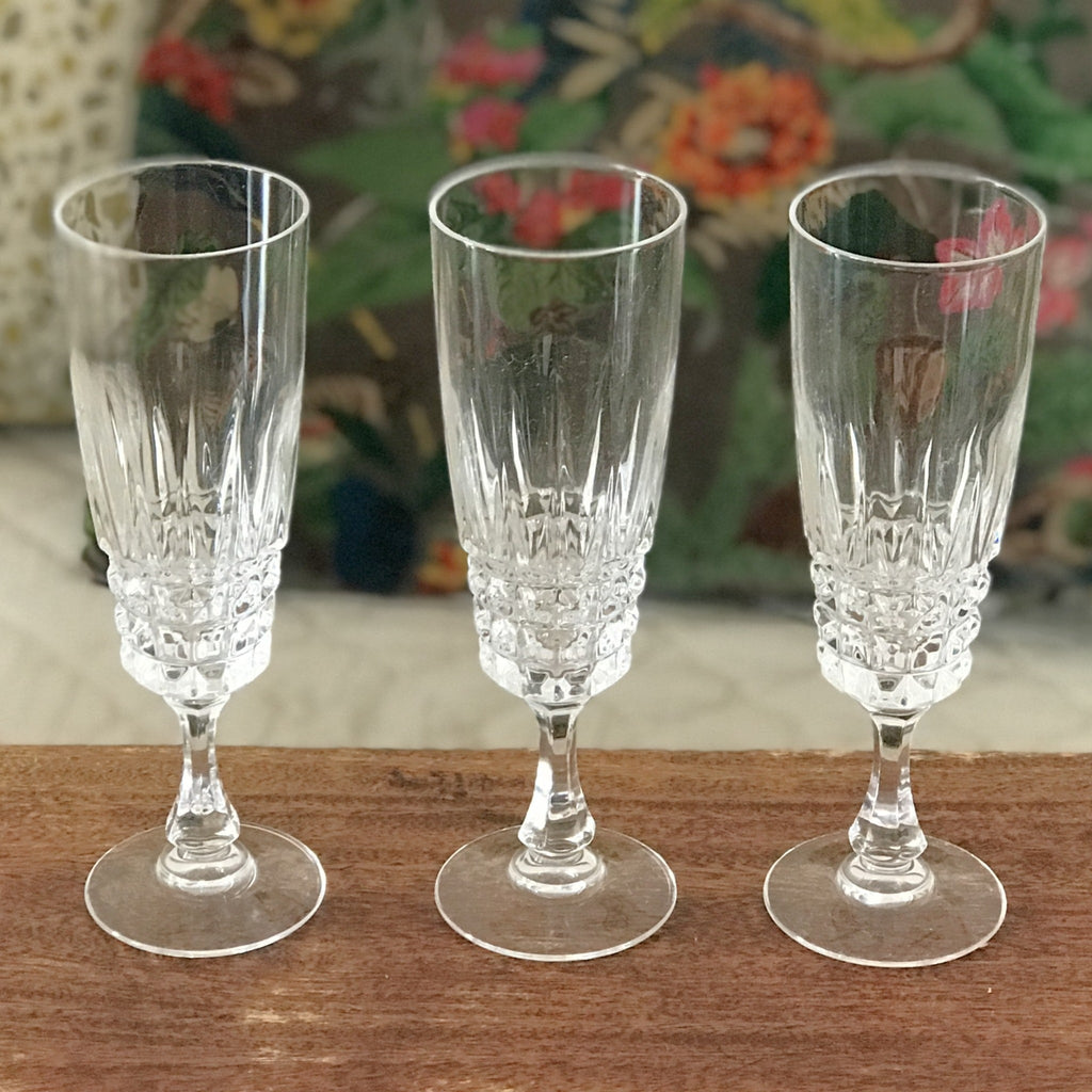 Lot de 3 flûtes à champagne vintage Cristal d'Arques modèle Pompadour par Hello Broc brocante en ligne