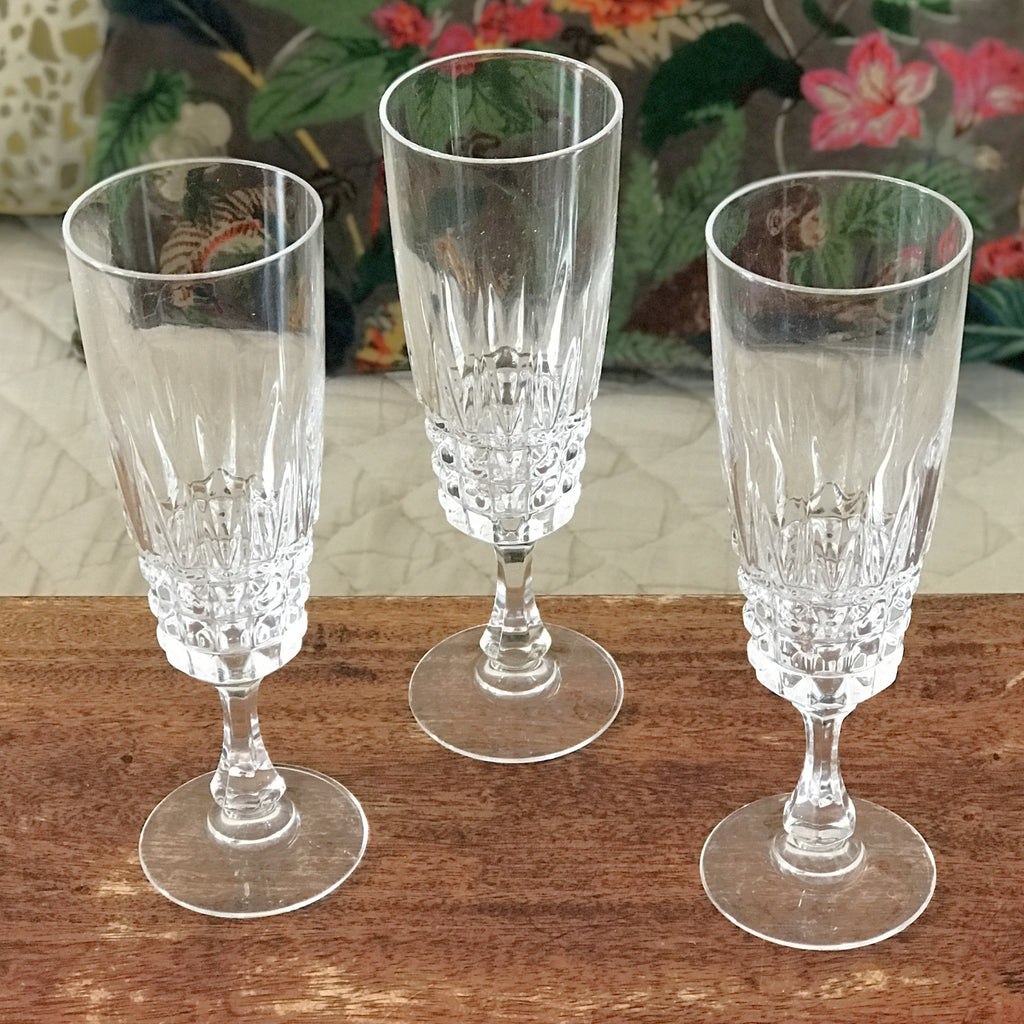 Lot de 3 flûtes à champagne vintage Cristal d'Arques modèle Pompadour par Hello Broc brocante en ligne