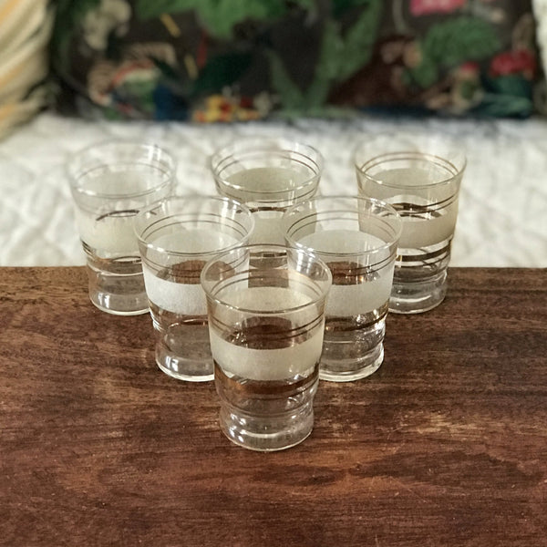 Lot de 6 verres à eau années 50 / 60 en verre brouillé granité et liserés dorés par Hello Broc brocante en ligne