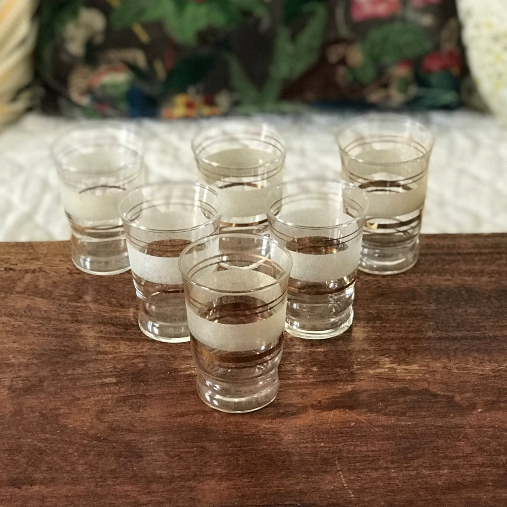 Lot de 6 verres à eau années 50 / 60 en verre brouillé granité et liserés dorés par Hello Broc brocante en ligne