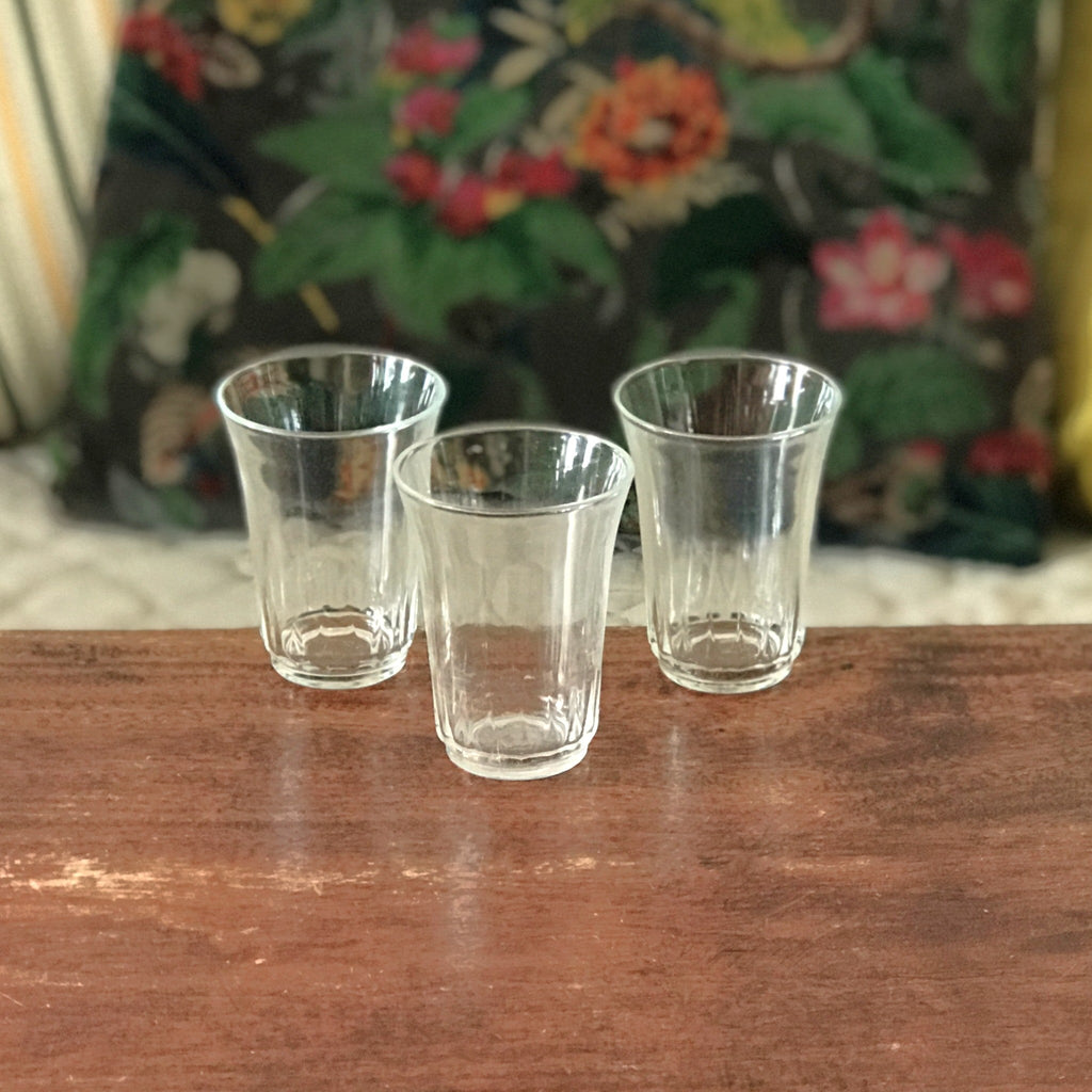 Ensemble de 3 gobelets de table anciens évasés en verre moulé par Hello Broc brocante en ligne