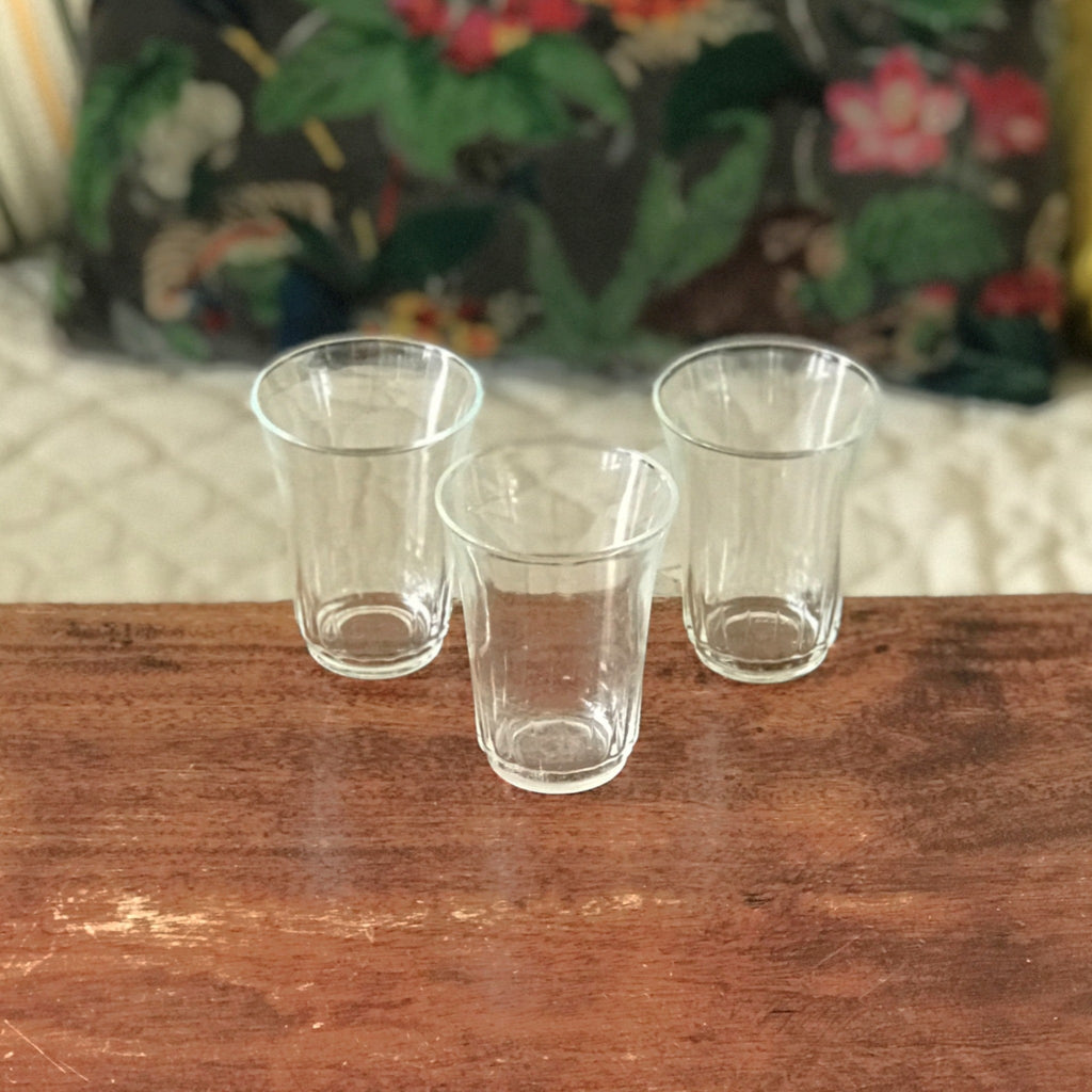 Ensemble de 3 gobelets de table anciens évasés en verre moulé par Hello Broc brocante en ligne