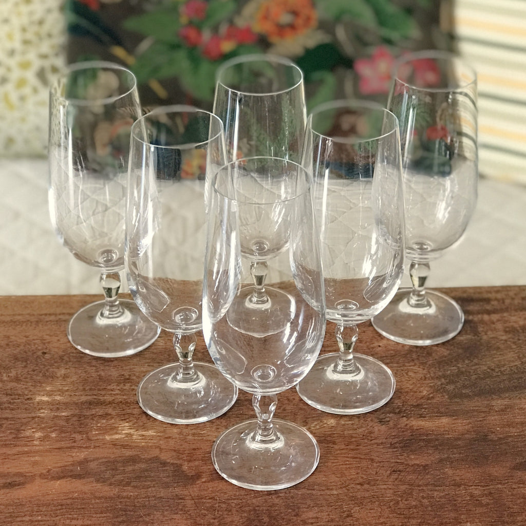 Lot de 6 verres sur pied à bière, à cocktail ou à jus en cristal par Hello Broc brocante en ligne