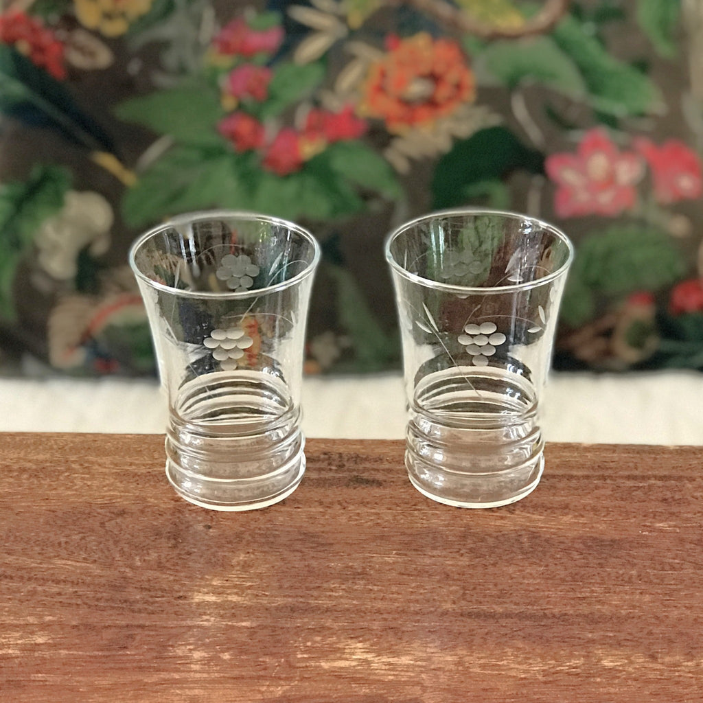 Paire de verres à eau en verre gravé grappes contenance 16 cl par Hello Broc brocante en ligne