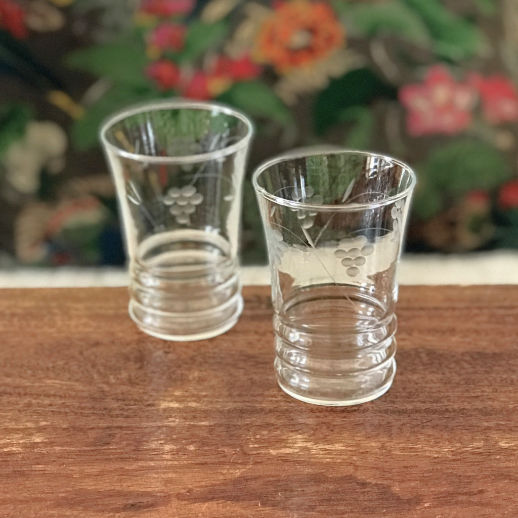 Paire de verres à eau en verre gravé grappes contenance 16 cl par Hello Broc brocante en ligne