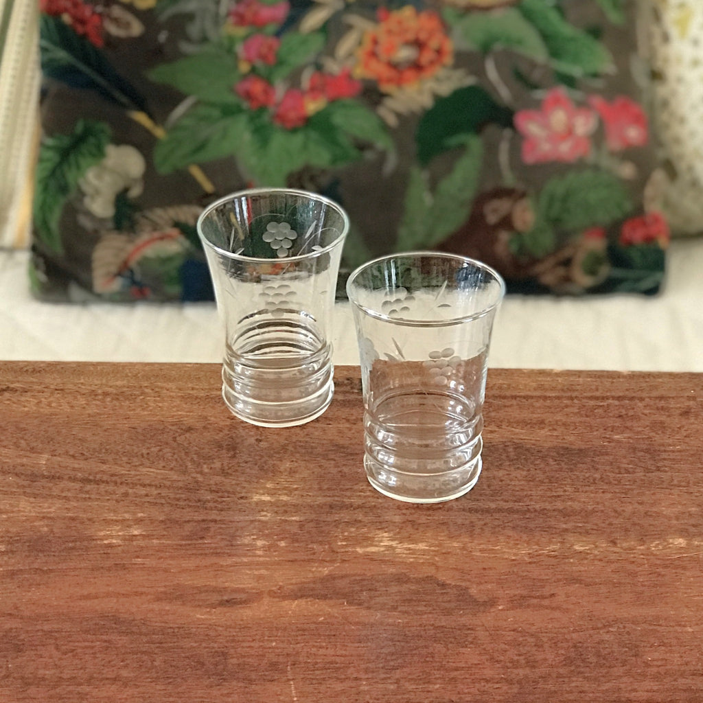 Paire de verres à eau en verre gravé grappes contenance 16 cl par Hello Broc brocante en ligne