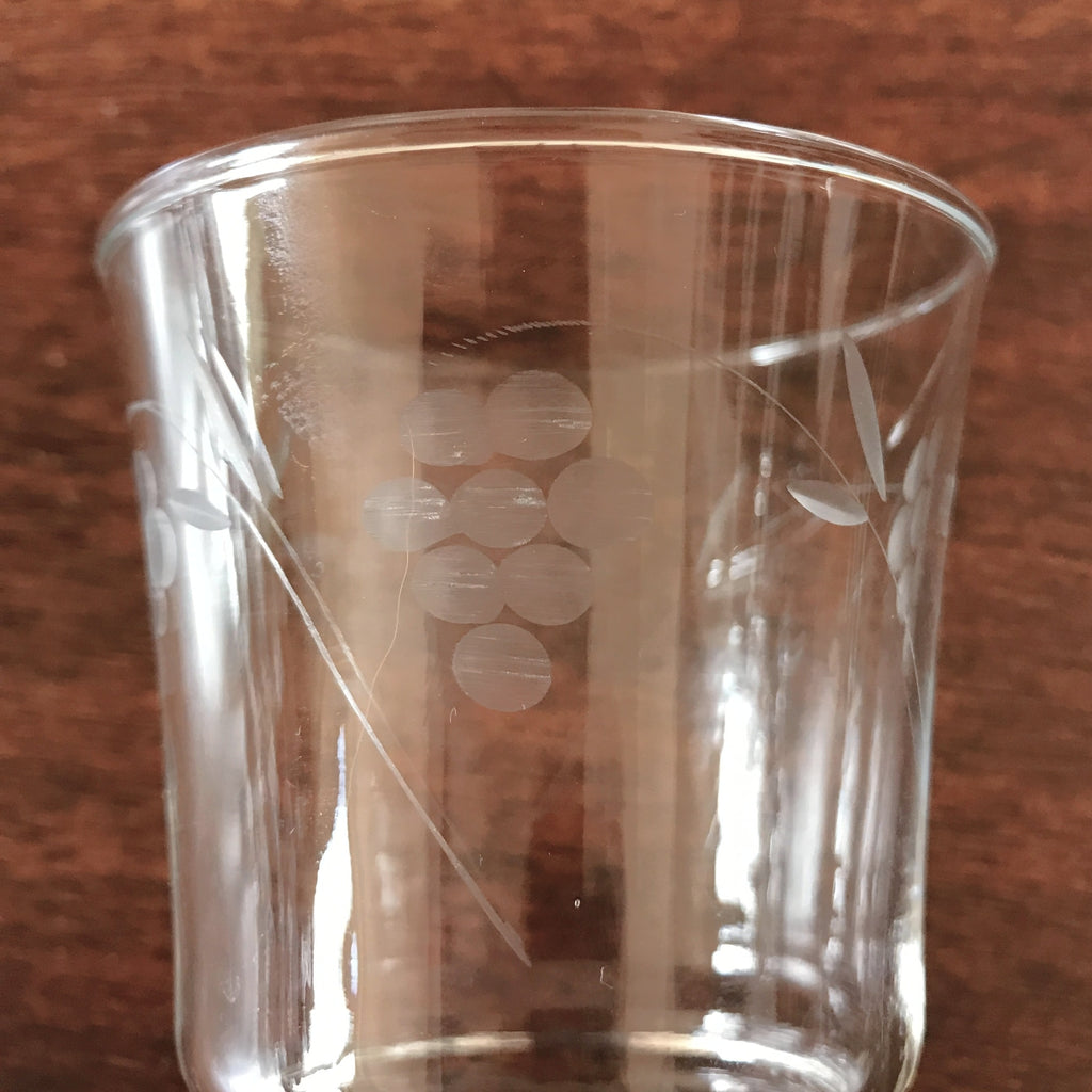 Paire de verres à eau en verre gravé grappes contenance 16 cl par Hello Broc brocante en ligne