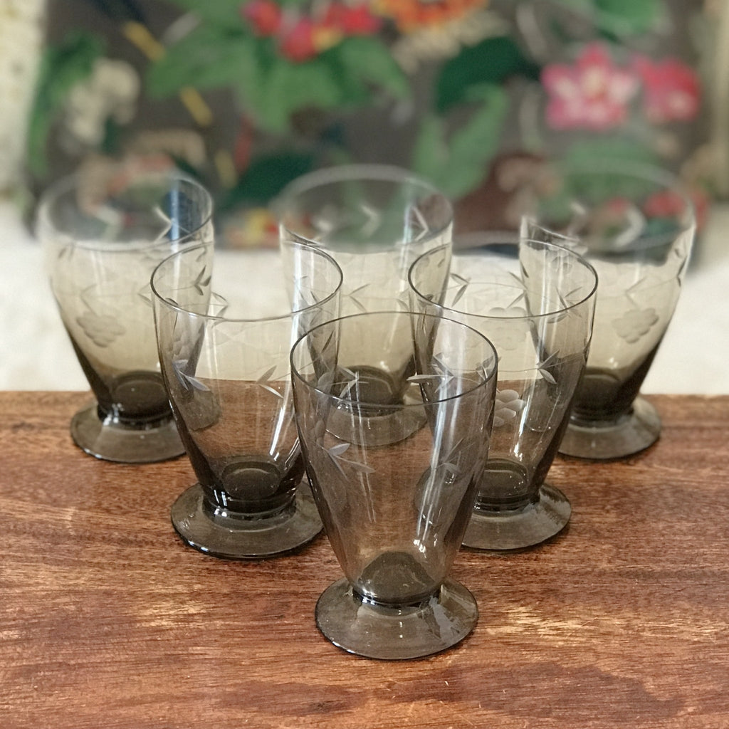 Lot de 6 petits verres à eau gravés en verre cristallin couleur gris fumé contenance de 12 cl par Hello Broc brocante en ligne
