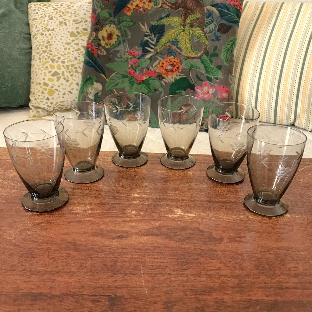 Lot de 6 petits verres à eau gravés en verre cristallin couleur gris fumé contenance de 12 cl par Hello Broc brocante en ligne