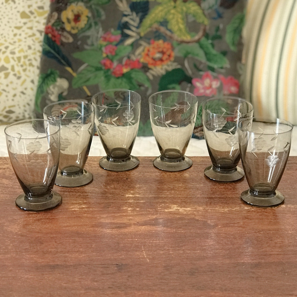 Lot de 6 petits verres à eau gravés en verre cristallin couleur gris fumé contenance de 12 cl par Hello Broc brocante en ligne