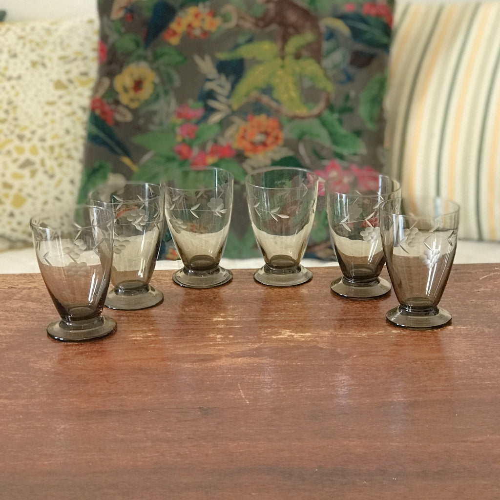 Lot de 6 petits verres à eau gravés en verre cristallin couleur gris fumé contenance de 12 cl par Hello Broc brocante en ligne