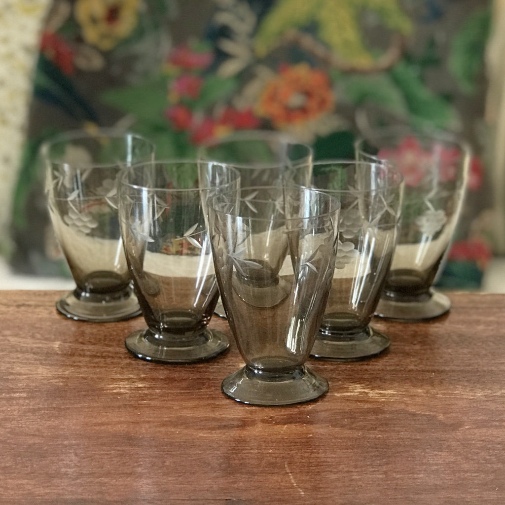 Lot de 6 petits verres à eau gravés en verre cristallin couleur gris fumé contenance de 12 cl par Hello Broc brocante en ligne